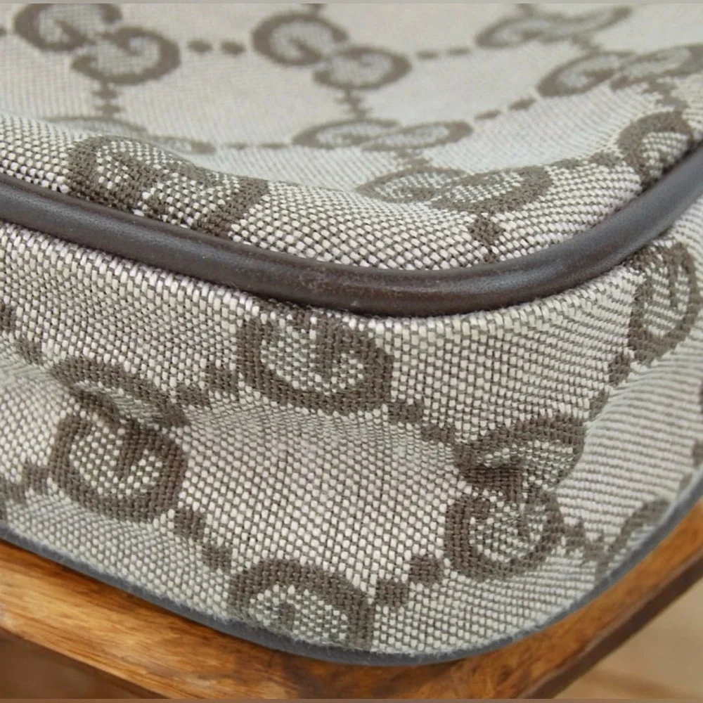 GUCCI Signature Canvas/Leather Pouch 😍
